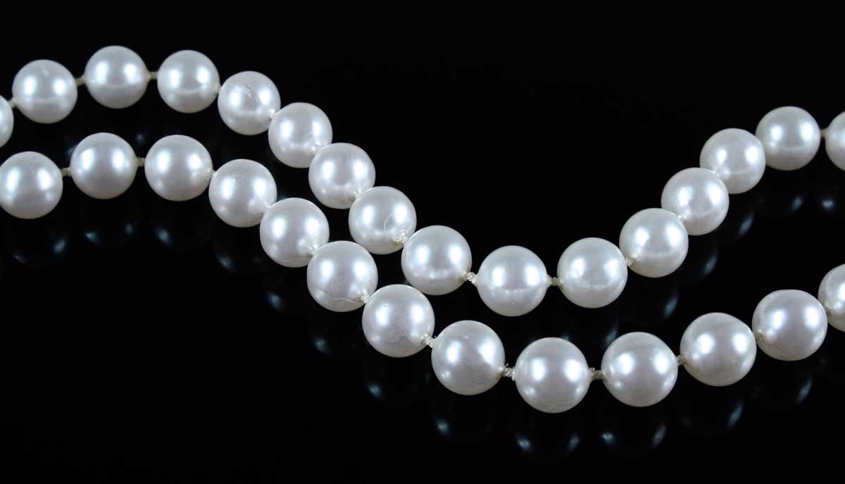 Echte Perlenkette mit Knotung zwischen den Perlen