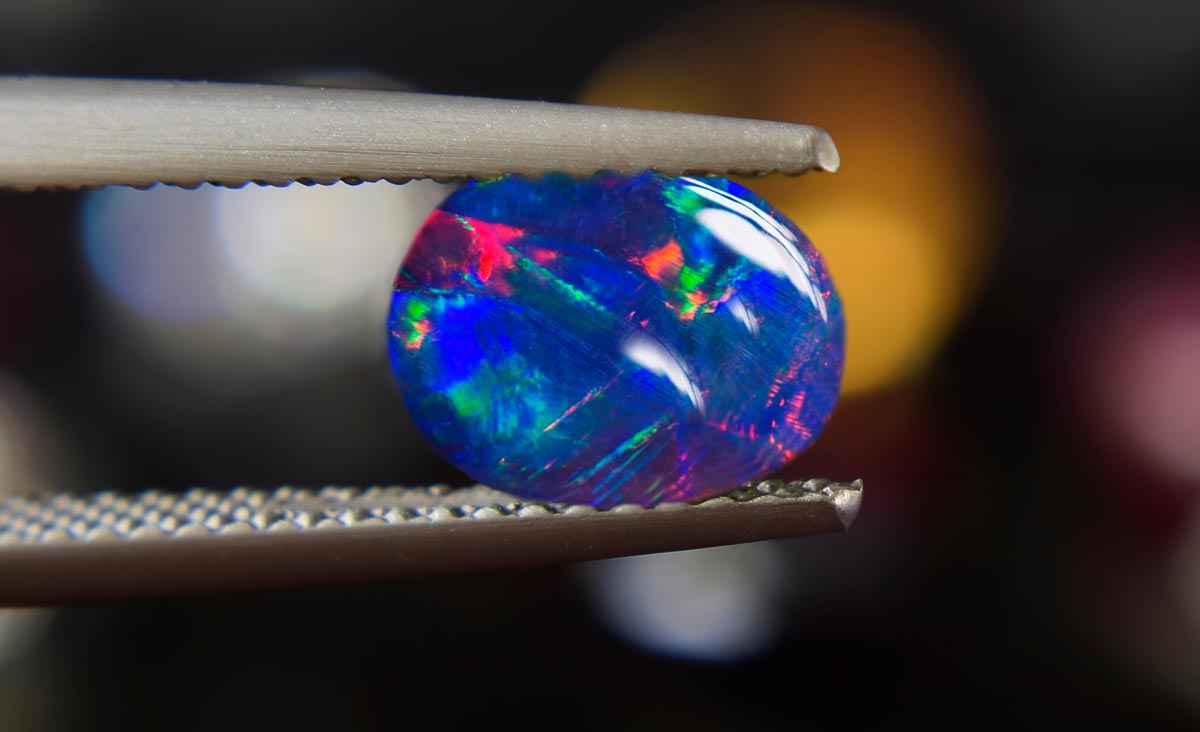 Geschliffener blauer Opal mit buntem Farbenspiel.