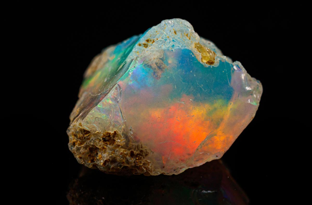 Farbenfroher roher Opal mit Muttergestein.