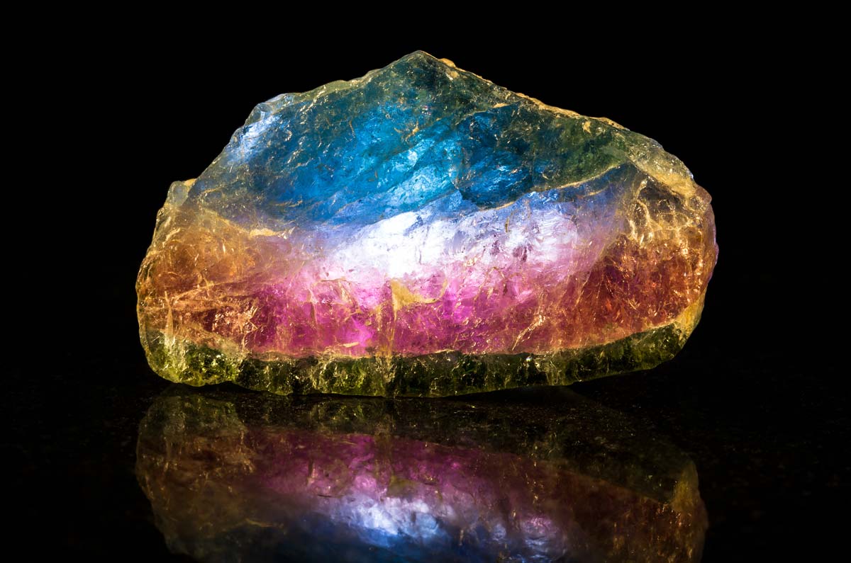 Roher Turmalin-Kristall in Regenbogenfarben
