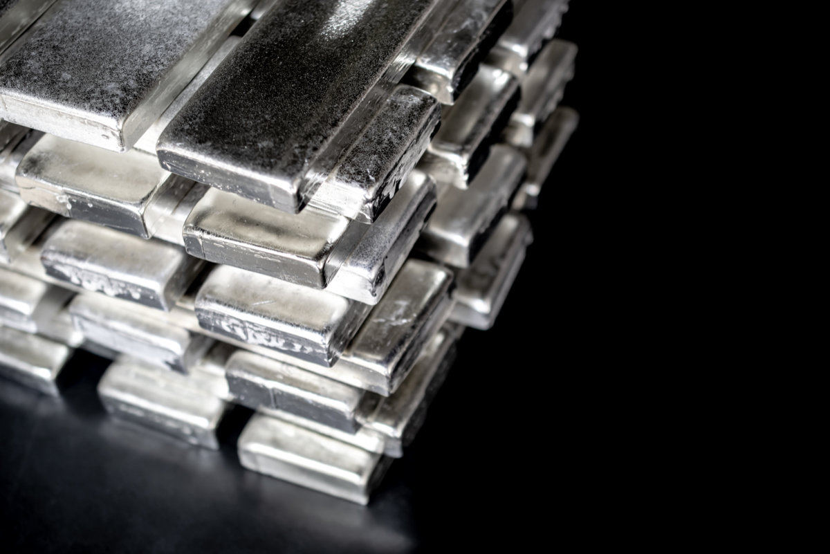stacked silver bars, silver reserves, stocks Gestapelte Silberbarren vor schwarzem Hintergrund